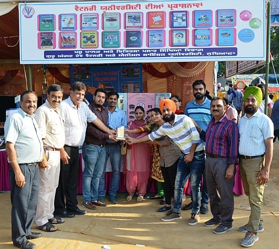 Dr. S. Rampal, DSW-cum-EO and other Officials of GADVASU distribute the prize on 23rd Sept.2017