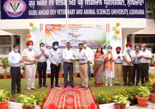 Dr. Inderjeet Singh, Vice–Chancellor GADVASU and Officers of GADVASU giving Award to Student