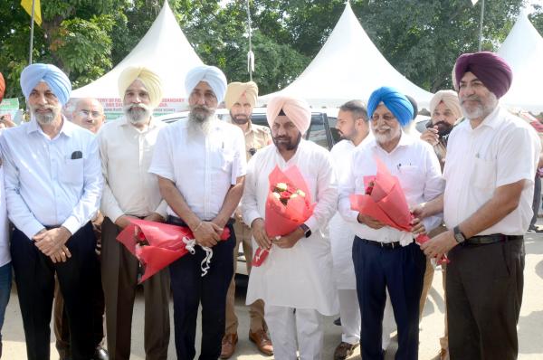 S. Harchand Singh Barsat with Dr. Jatinder Paul Singh Gill, Vice-Chancellor, GADVASU, Dr. Satbir Singh Gosal, Vice-Chancellor, PAU & other Officers of the University