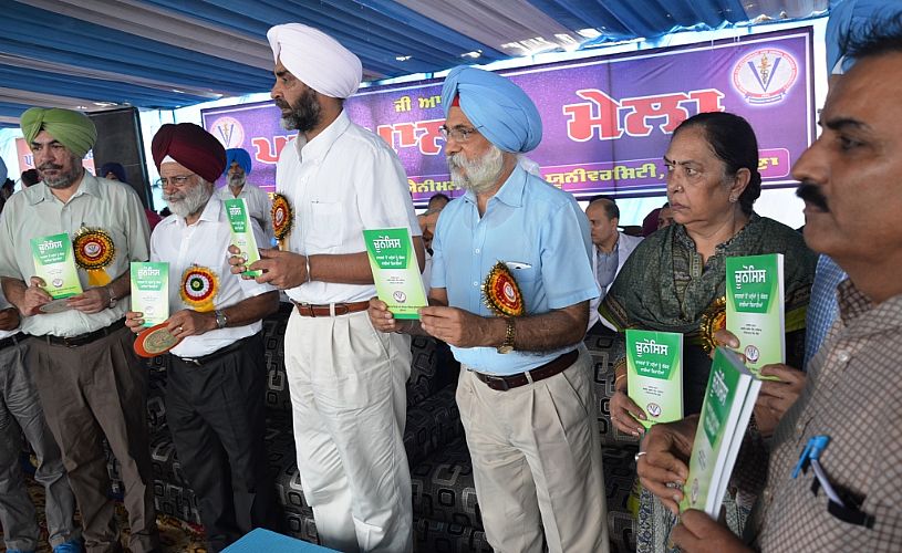 Dr. A. S. Nanda, VC, GADVASU, S. Manpreet Singh Badal, Finance Minister, Sh. B. S. Dhillon, VC, PAU and other officials of GADVASU released the book on Zoonosis on 22nd Sept. 2017