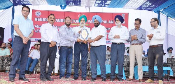 Dr. A. S.  Nanda, Vice Chancellor and other officers of the University awarded the prize for stall exhibition in Pashu Palan Mela (23-09-2019) 