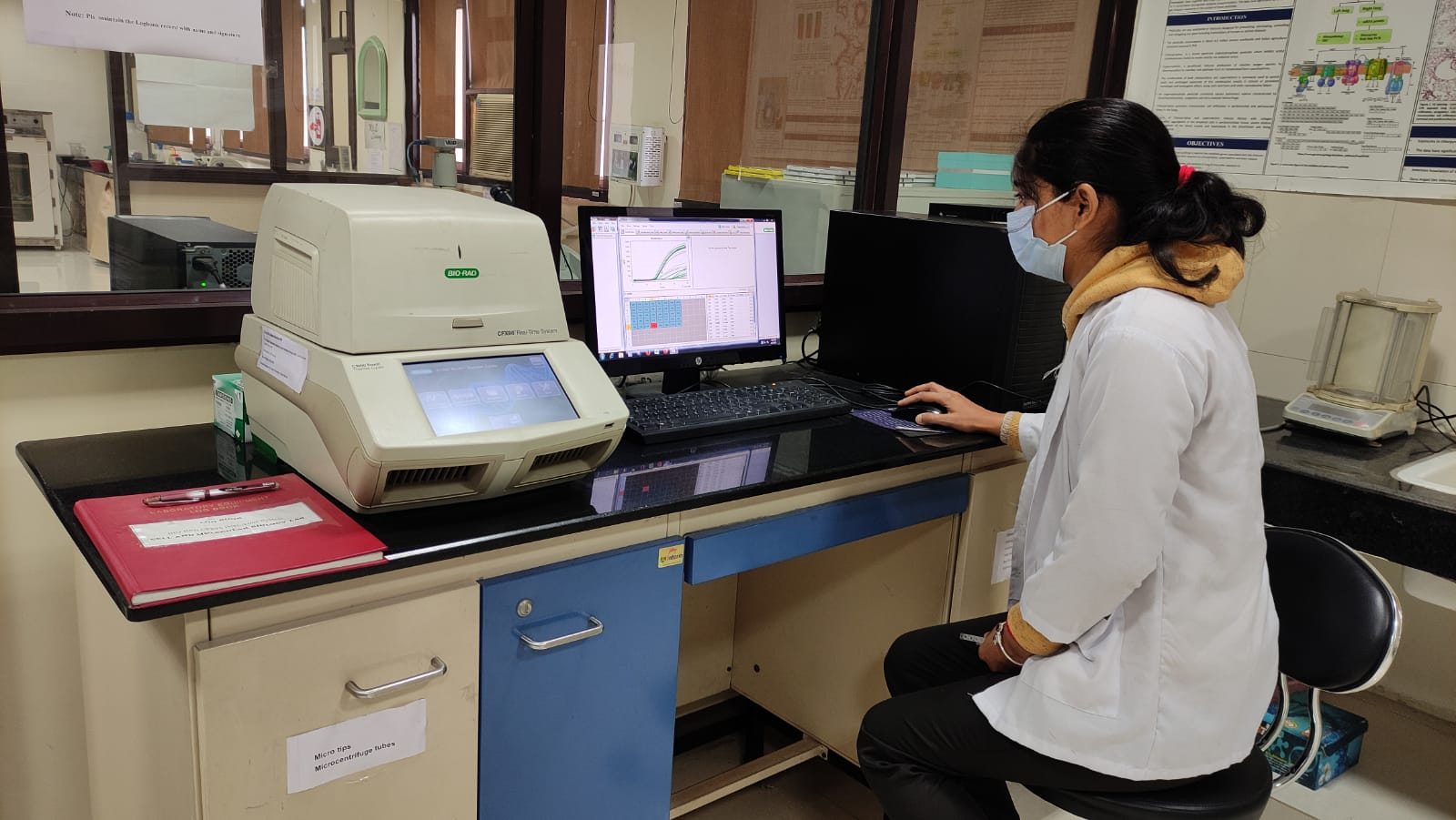 Real-time PCR instrument analyzing diagnostic samples