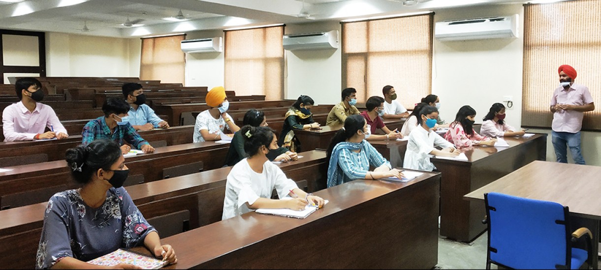 Student attending lecture in Seminor room